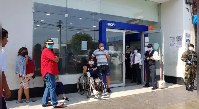 Hay muchos discapacitados y adultos mayores esperando en las colas de los bancos para el bono de 380 soles. Hay muchos discapacitados y adultos mayores esperando en las colas de los bancos para el bono de 380 soles.