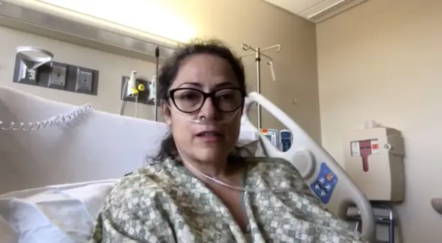 La mujer se encuentra en la Unidad de Cuidados Intensivos en el hospital de Texas. La mujer se encuentra en la Unidad de Cuidados Intensivos en el hospital de Texas.