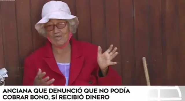 La mujer se encontraba acompañada de su hijo cuando cobró el dinero.