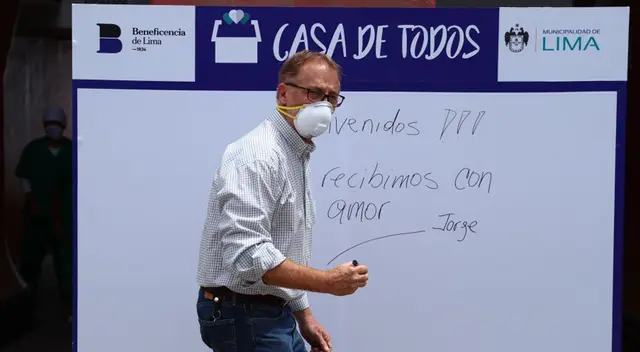 Jorge Muñoz dando la bienvenida al albergue.