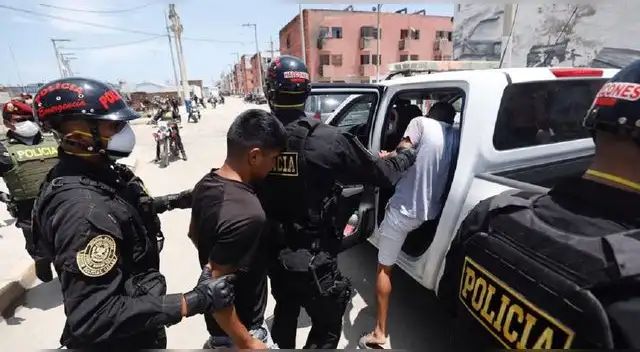 Personas todavía siguen saliendo a las calles pese a las restricciones.