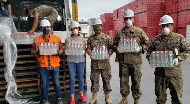 Backus donó botellas de agua.