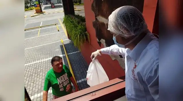 Restaurante de Surco mostró acto solidario brindando gratis almuerzos aquellos que estan trabajando en la calle en pleno Estado de Emergencia.
