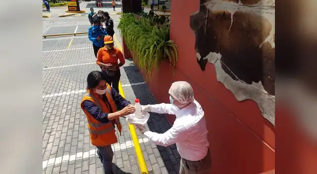 Restaurante de Surco mostró acto solidario brindando gratis almuerzos aquellos que estan trabajando en la calle en pleno Estado de Emergencia.