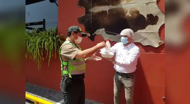 Restaurante de Surco mostró acto solidario brindando gratis almuerzos aquellos que estan trabajando en la calle en pleno Estado de Emergencia.