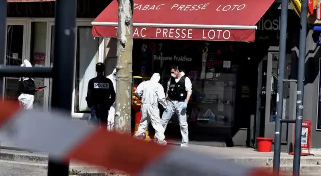 La policía cientifica de Francia en uno de los comercios atacados.