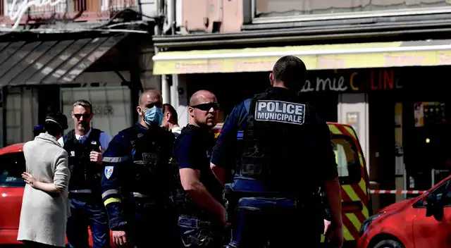La policía de Francia en uno de los comercios atacados.