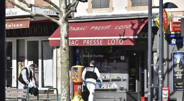 La policía cientifica de Francia en uno de los comercios atacados.