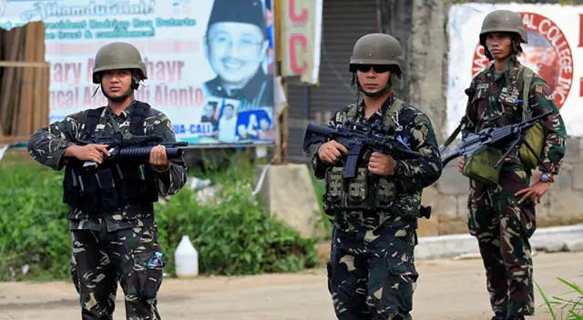 El anciano utilizó una guadaña para atacar a los funcionarios y policías. El anciano utilizó una guadaña para atacar a los funcionarios y policías.
