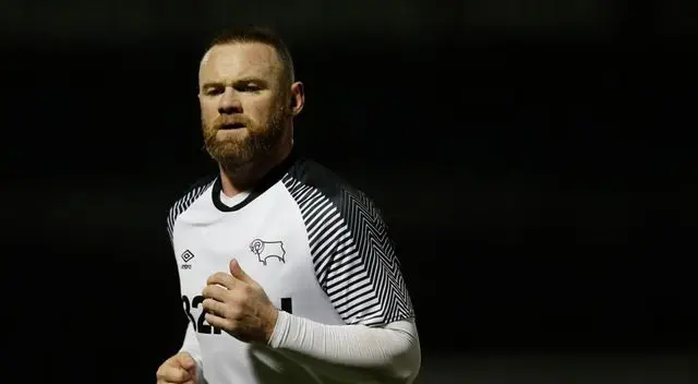 Rooney salió en defensa de los futbolistas. Rooney salió en defensa de los futbolistas.