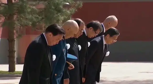 Las autoridades se vistieron de negro para el luto nacional. Las autoridades se vistieron de negro para el luto nacional.