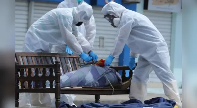 Tres días pasaron para que los peritos de criminalística de la Policía Nacional de Ecuador recogieran a la octogenaria. Tres días pasaron para que los peritos de criminalística de la Policía Nacional de Ecuador recogieran a la octogenaria.