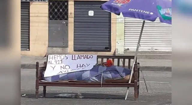 El hijo puso un cartel sobre el cuerpo de su madre que decía: “Hemos llamado al 911 y no hay ayuda”. El hijo puso un cartel sobre el cuerpo de su madre que decía: “Hemos llamado al 911 y no hay ayuda”.