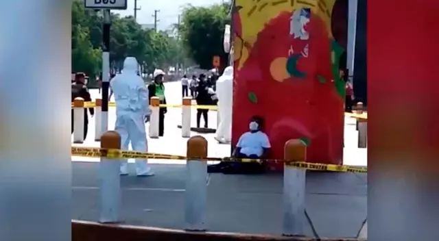 Hombre cae al suelo sin poder respirar y pide ayuda a los agentes de salud. Hombre cae al suelo sin poder respirar y pide ayuda a los agentes de salud.