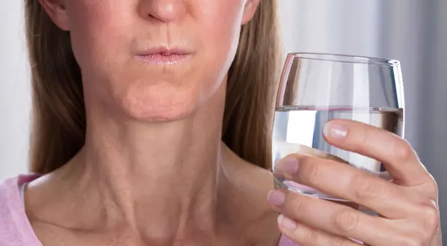 OMS también descartó que las gárgaras de agua y sal curen el coronavirus.