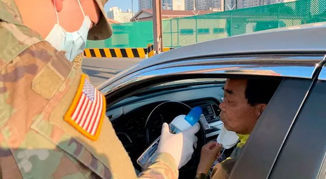 En cada entrada los militares se encargan de detener a todos las personas En cada entrada los militares se encargan de detener a todos las personas