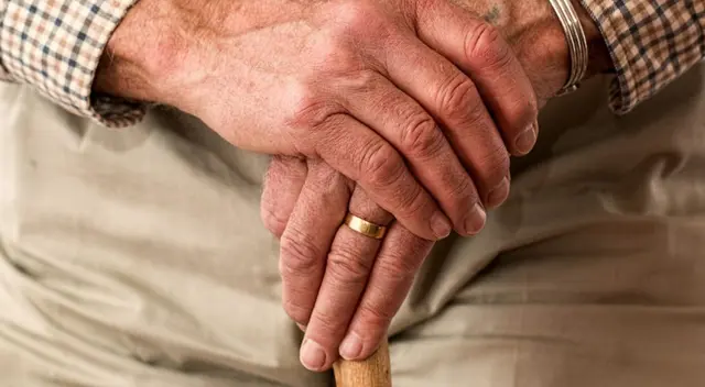 Con el pasar de los días el joven vio que su abuelo se encontraba mal de salud.