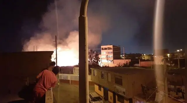 Se registra un fuerte incendio en la av. Gambeta Se registra un fuerte incendio en la av. Gambeta