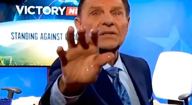 “Pon tu mano en ese televisor”, ordenó el pastor mientras extiende el mano con aceite. “Pon tu mano en ese televisor”, ordenó el pastor mientras extiende el mano con aceite.