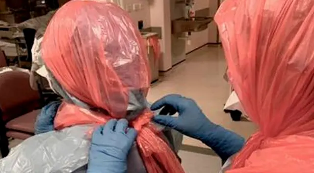 Los médicos se tienen que proteger la cabeza con bolsas de basura. Los médicos se tienen que proteger la cabeza con bolsas de basura.