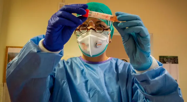 El Estado peruano adquirió pruebas rápidas que son realizadas a personas que muestren signos de neumonía relacionada por un virus de "incierta procedencia". El Estado peruano adquirió pruebas rápidas que son realizadas a personas que muestren signos de neumonía relacionada por un virus de "incierta procedencia".