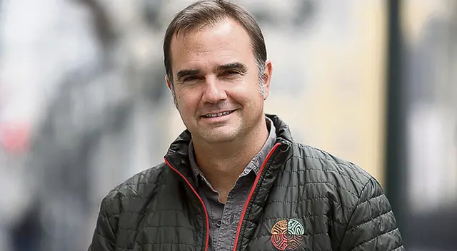 El menor también quiso participar de la entrevista a su padre.