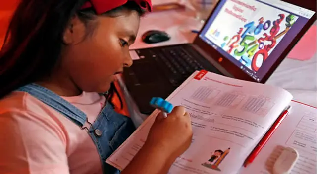 Niños acceden a una educación a distancia.