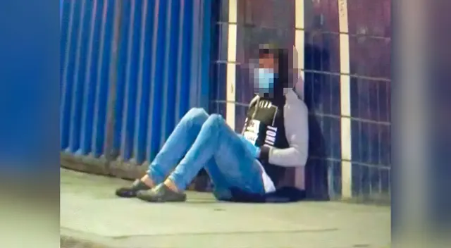 El hombre, que usaba mascarilla, sandalias, pantalón celeste y chompa negra no podía moverse y pedía, con las pocas fuerzas que tenía, auxilio porque no podía respirar.