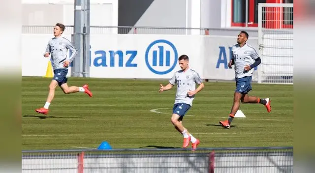Jugadores del Bayern respetando la distancia. Jugadores del Bayern respetando la distancia.