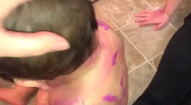 Los niños terminaron cubiertos con el labial morado. Los niños terminaron cubiertos con el labial morado.