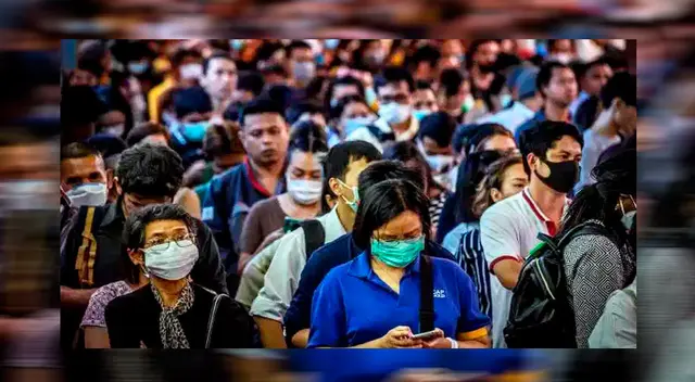 Personas con mascarillas.