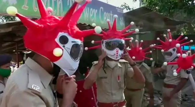 Policías utilizan 'coronacascos' para hacer un llamado a la sociedad. Policías utilizan 'coronacascos' para hacer un llamado a la sociedad.