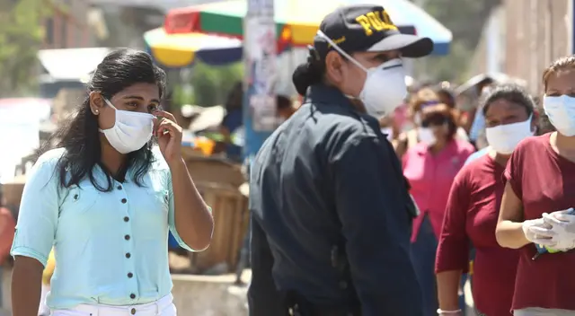Mujeres salen a hacer compras en diferentes puntos de la capital.