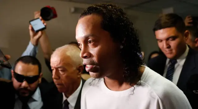 Ronaldinho cumplirá arresto domiciliario en un hotel en Asunción. Ronaldinho cumplirá arresto domiciliario en un hotel en Asunción.