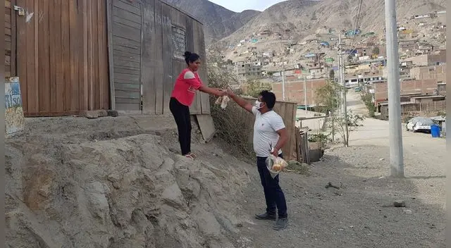 Empresario mostró acto solidario donando cantidades de pescado y panes a los vecinos más pobres de Cieneguilla Empresario mostró acto solidario donando cantidades de pescado y panes a los vecinos más pobres de Cieneguilla