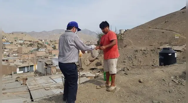 Empresario mostró acto solidario donando cantidades de pescado y panes a los vecinos más pobres de Cieneguilla Empresario mostró acto solidario donando cantidades de pescado y panes a los vecinos más pobres de Cieneguilla