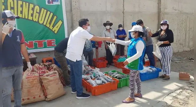 Empresario mostró acto solidario donando cantidades de pescado y panes a los vecinos más pobres de Cieneguilla Empresario mostró acto solidario donando cantidades de pescado y panes a los vecinos más pobres de Cieneguilla