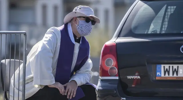 El padre Mateusz Kielarski escucha a sus feligreses. El padre Mateusz Kielarski escucha a sus feligreses.