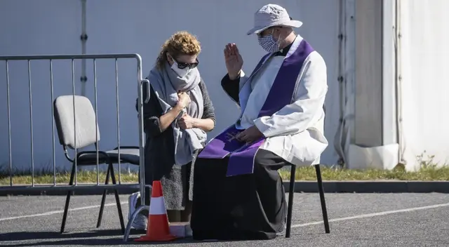 El padre Mateusz Kielarski escucha a sus feligreses. El padre Mateusz Kielarski escucha a sus feligreses.