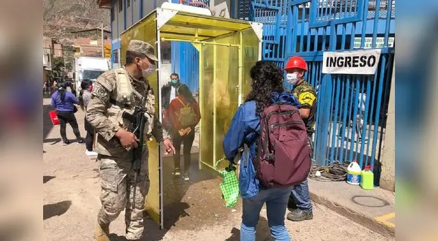 Personal militar cuidaba el control de la maquina de  desinfección de cada persona.