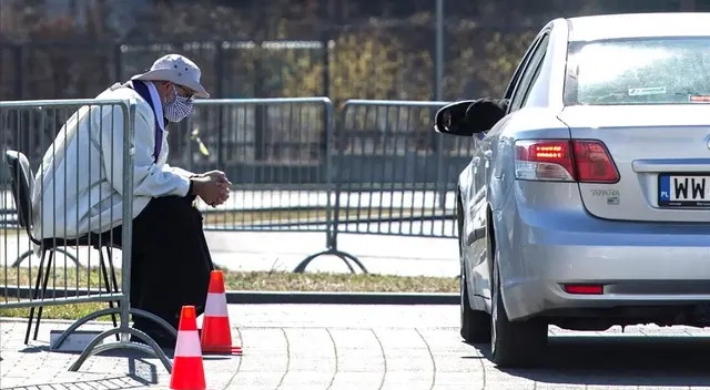 El padre Mateusz Kielarski escucha a sus feligreses. El padre Mateusz Kielarski escucha a sus feligreses.
