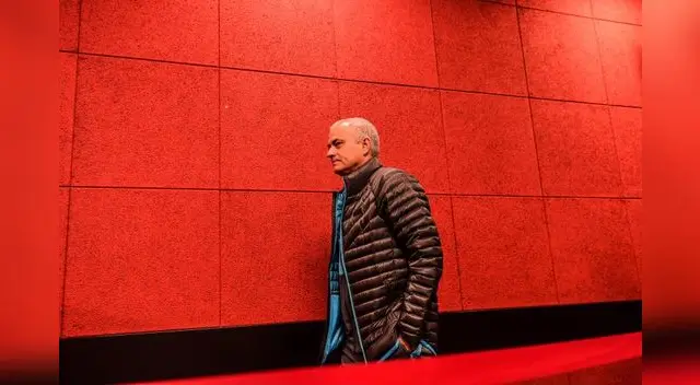 Mourinho trabajó con sus jugadores en un parque londinense. Mourinho trabajó con sus jugadores en un parque londinense.