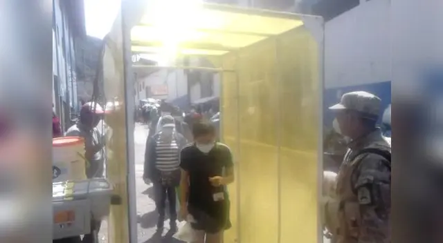 Personal militar cuidaba el control de la maquina de  desinfección de cada persona.