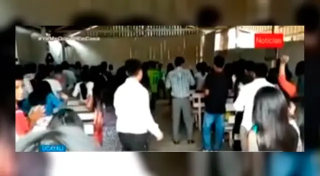 Los fieles, entre ellos niños y ancianos, no usaban mascarillas, ni guantes.