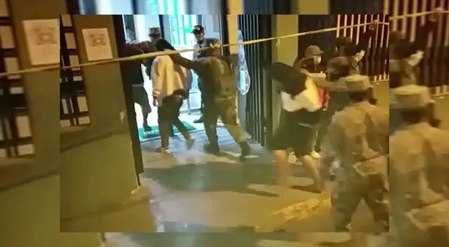 Jóvenes ingresando a comisaría. Jóvenes ingresando a comisaría.