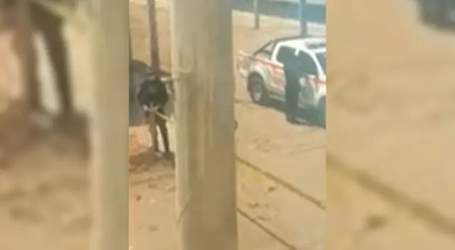 Policías en exterior de vivienda. Policías en exterior de vivienda.