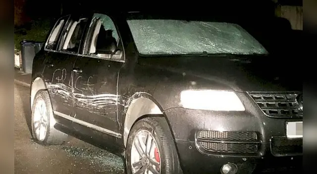 El vehículo de Helen Crouch quedó completamente destruido por los malhechores.