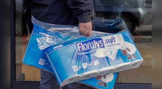 El papel higiénico es uno de los productos que están escasos en los supermercados en medio del brote de coronavirus. El papel higiénico es uno de los productos que están escasos en los supermercados en medio del brote de coronavirus.