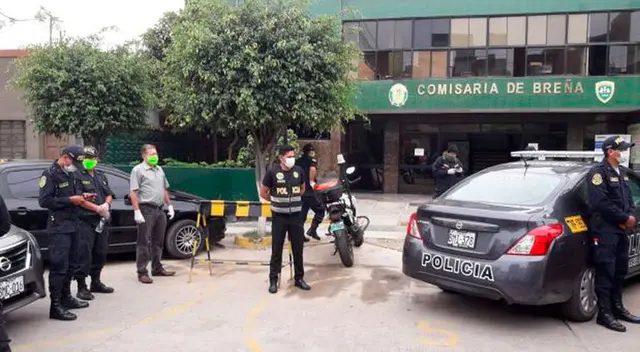 Los PNP de Breña en las afueras de comisaría