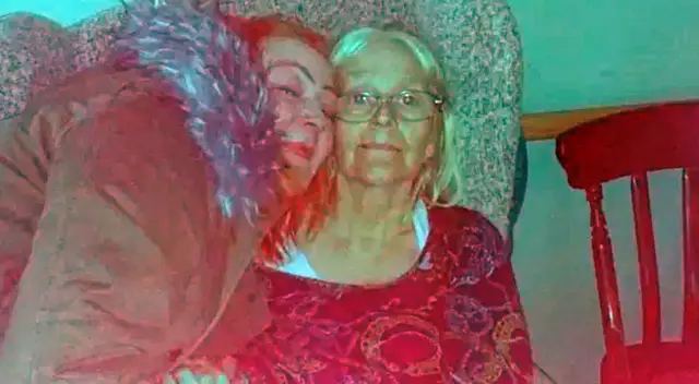 La joven de 32 años quedó muy afectada por la pérdida de su madre por coronavirus. La joven de 32 años quedó muy afectada por la pérdida de su madre por coronavirus.